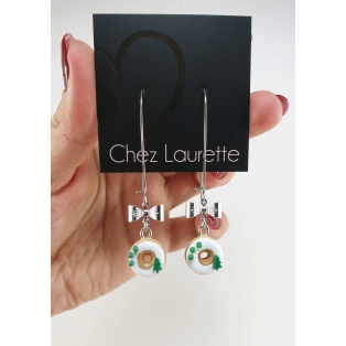 Boucles d'oreille pendantes de Noël - Beignes blancs, billes & sapin verts