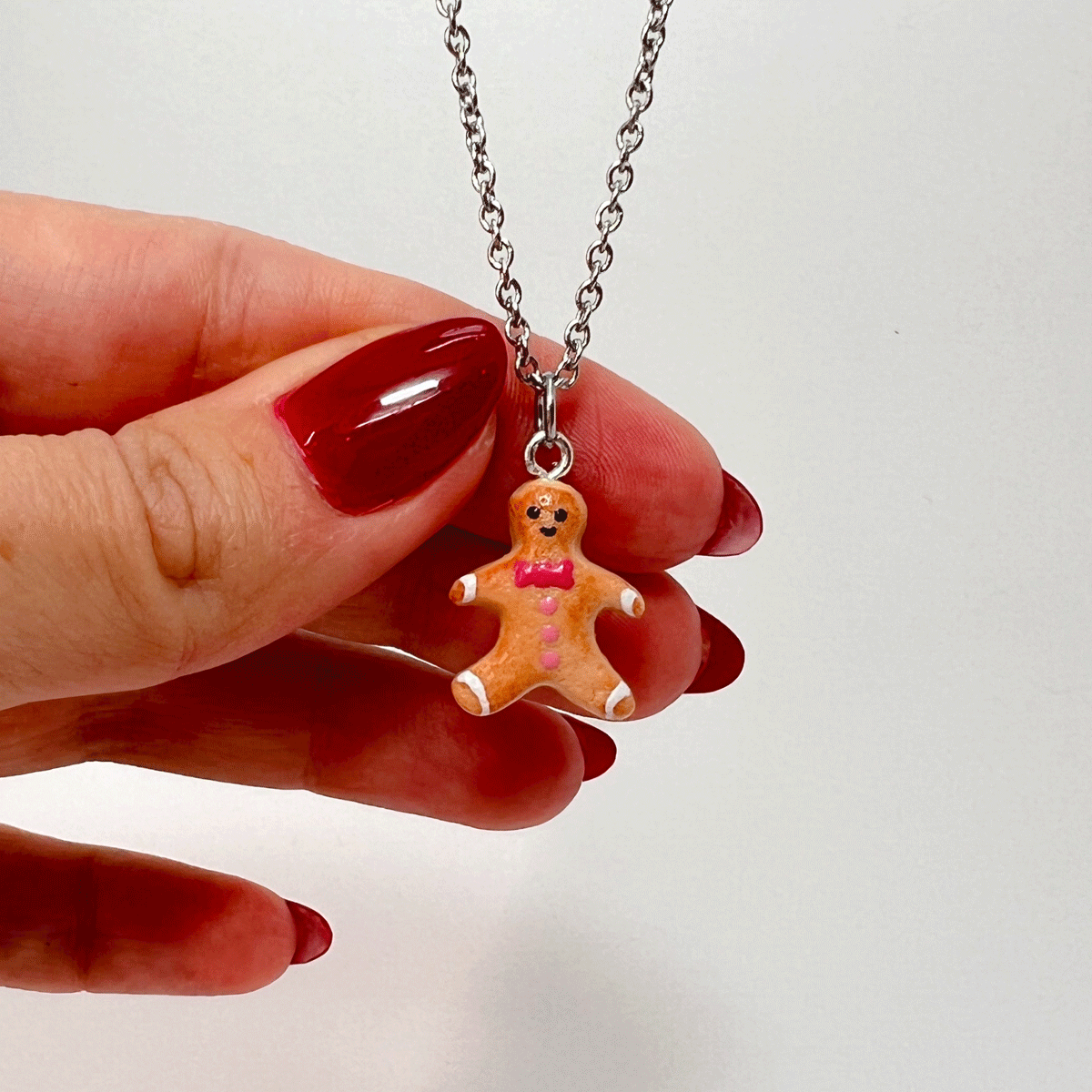Collier - Biscuit Bonhomme pain d'épice avec noeud papillon rose