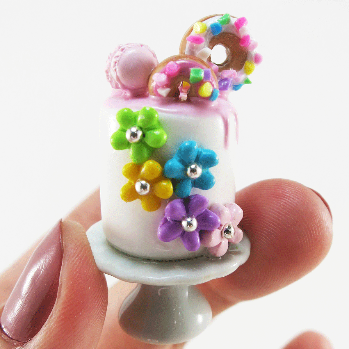 Gâteau fleuri multicolore avec beignes & macaron sur le dessus - Pièce unique