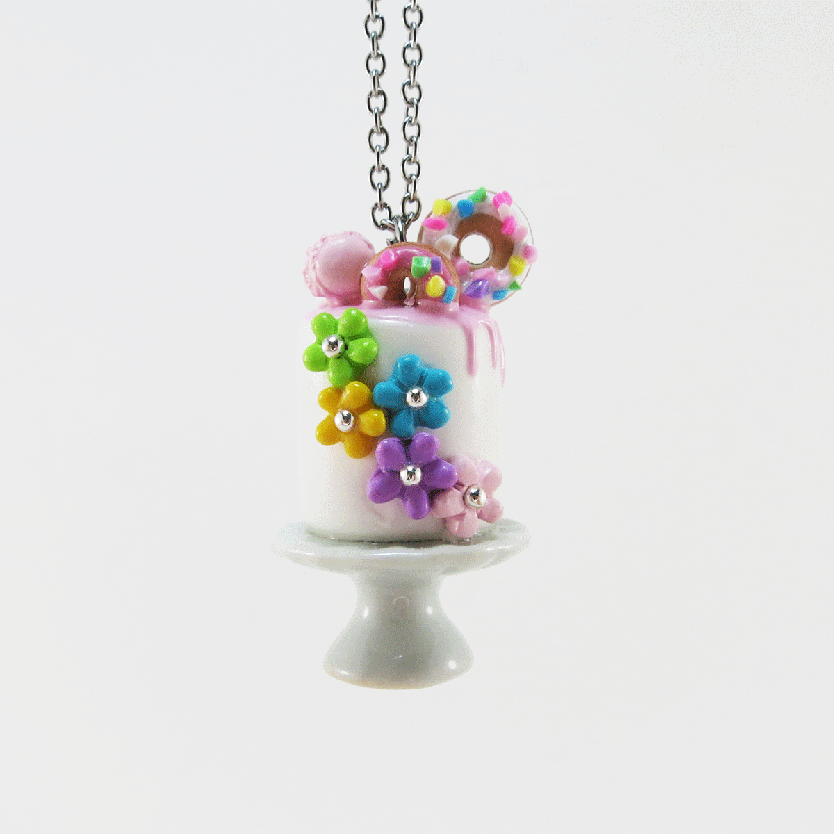 Gâteau fleuri multicolore avec beignes & macaron sur le dessus - Pièce unique
