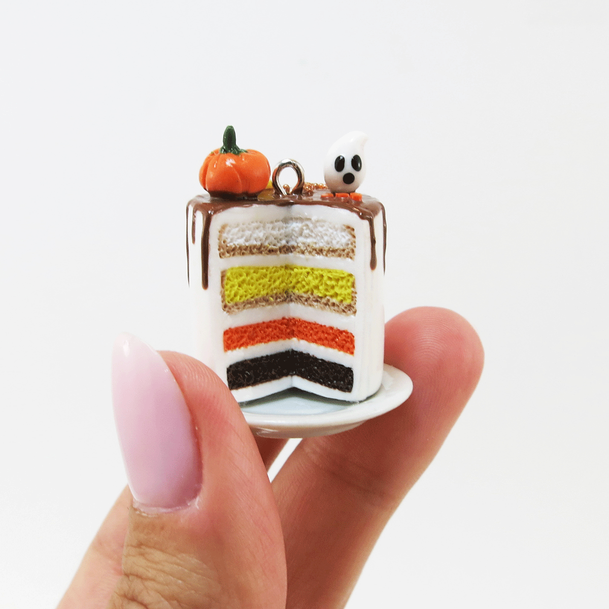 Gâteau étagé Halloween, crémage chocolat, citrouille & meringue fantôme miniature