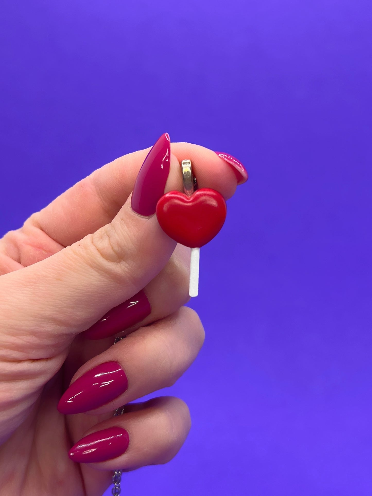 Suçon Saint Valentin avec un cœur rouge sur un bâton blanc