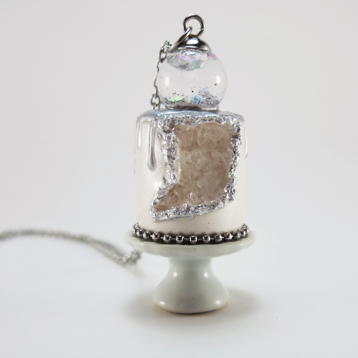 Gâteau Géode Quartz blanc, feuille d’argent & boule de neige en verre - Pièce unique