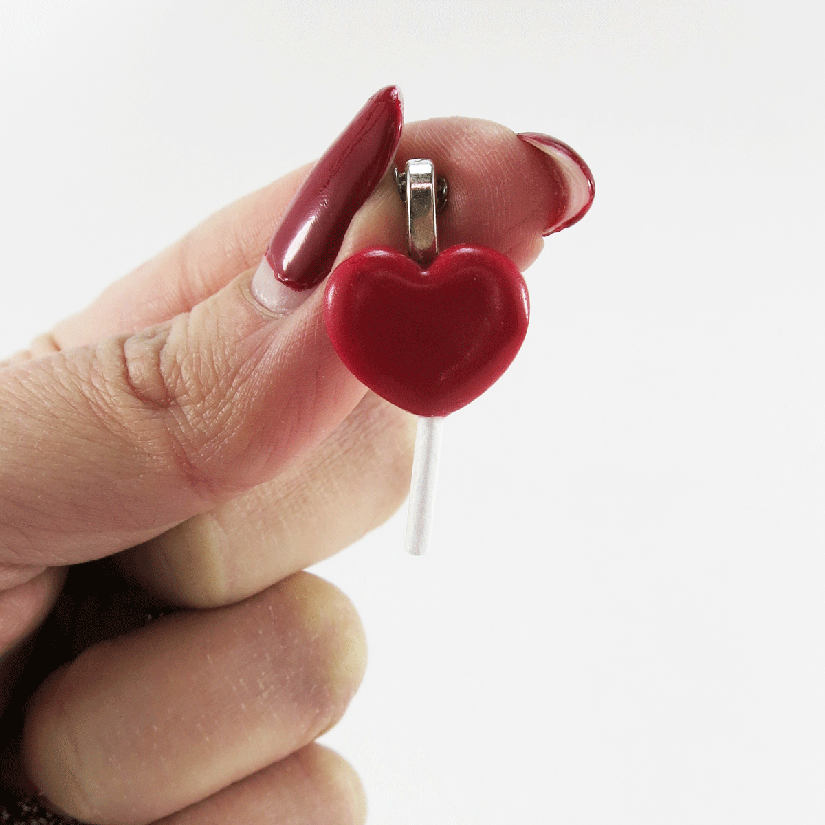 Suçon Saint Valentin avec un cœur rouge sur un bâton blanc